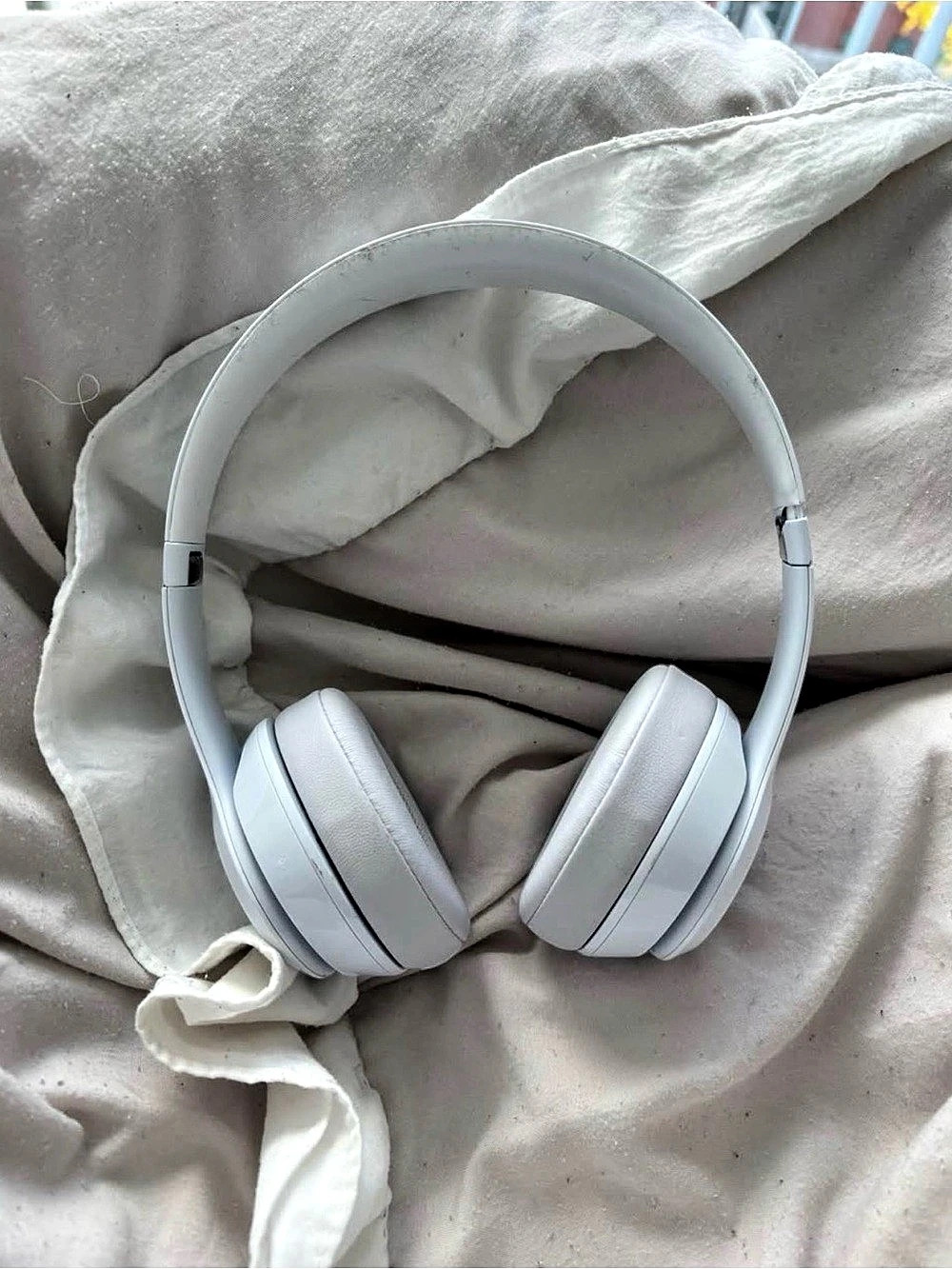 Beats Solo Wireless On-Ear Headphones in White